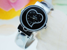 Concéntricos de moda señoras brazalete de relojes reloj negro marcado con estilo en forma de corazón de la moda