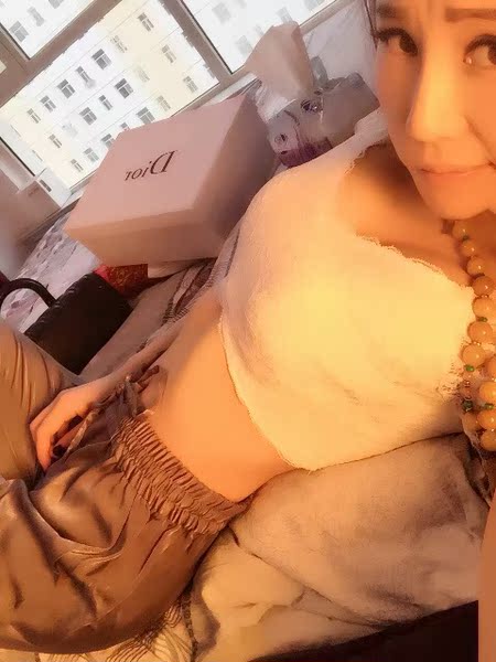 皮巢原创 百搭紧身V领弹力T恤 欧美红白黑色蕾丝短款上衣