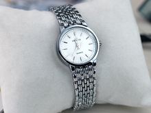 Tiro de estilo clásico blanco de un negocio debe tener la Sra. física inoxidable reloj